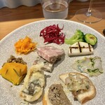 evecome - 前菜10種盛り:真鯛カルパッチョ、パテドカンパーニュ、豚肉リエット、長芋なと野菜ソテー、ホッケのフリット、鯵のマリネ、レバーペースト、キャロットラペ、レンズ豆、かぼちゃ煮、紫キャベツマリネ