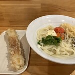 讃岐立食いうどん きりん屋 - 釜玉バター明太うどん（温）とちくわ天