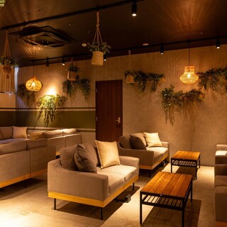 간접 조명이 비추는 비일상적인 공간 무료 Wi-Fi 및 콘센트 완비