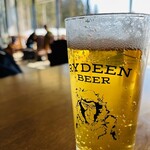 猿倉山ビールバー - ノンアルビール越しの店内