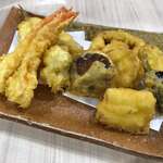 旬菜和味 - 天婦羅盛り合わせ(海老2、いか、鱧、蓮根、白ネギ、椎茸、ズッキーニ、茄子、さつまいも)＋特大キス