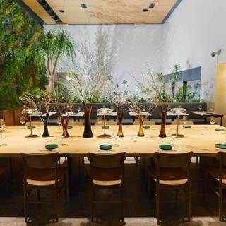 天井の高い緑あふれる空間。