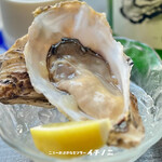 ニューおさかなセンター イチノニ - 三陸牡蠣1個(生・蒸し焼)