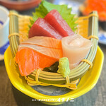 ニューおさかなセンター イチノニ - 三陸鮮魚の厳選刺し盛り(3点)