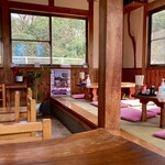 上野製麺所 - 店内の雰囲気は木のヌクモリ