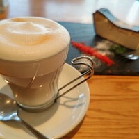 ウォルプタス 東京駅グランルーフ店 - カフェオレ&バスクチーズケーキ