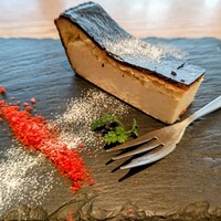 ウォルプタス 東京駅グランルーフ店 - バスクチーズケーキ