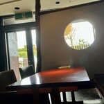 華伝座 - テーブル席側　円窓から借景