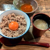 十二社通り 地鶏焼とりや - そぼろ丼、鶏がらスープ