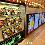 ニューおさかなセンター イチノニ - 仙台駅を出てすぐ！仙台パルコ２内にある「ニューおさかなセンター イチノニ」は、アクセス抜群の賑やかな立ち飲み酒場です。