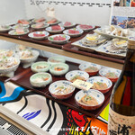 ニューおさかなセンター イチノニ - ショーケースからお好きなものを選んで自分だけの盛り合わせが作れます！定番のブリ大根、新鮮なタコ刺し、とろけるマグロぶつ…その日の気分で自由に組み合わせを楽しんでください。