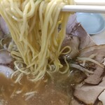 ラーメン起歩 - 麺はこんな感じです。上のチャーシューを食べると見えてきます