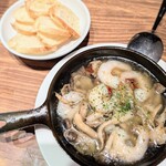 Bistro Amber - 海老ときのこのアヒージョ