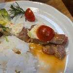 キッチン ブルー グローブ - ポテサラ、トマトを添えて