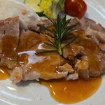 キッチン ブルー グローブ - 正面から、ブラッドオレンジソースはタップリ