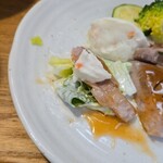 キッチン ブルー グローブ - ポテサラを乗せて