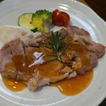 キッチン ブルー グローブ - 三元豚ロースソテーのアップ