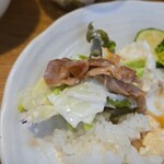 キッチン ブルー グローブ - サラダとロースソテー