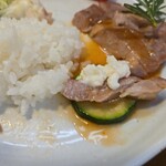 キッチン ブルー グローブ - ズッキーニへオレンジソースを添えて