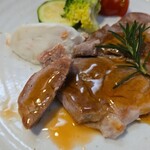 キッチン ブルー グローブ - ロースソテーは気持ち大きめにカット