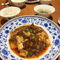 老四川 飄香小院 - 角切り牛バラ肉入り柔らか豆腐のマーボー豆腐