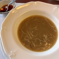 創作中華 一之船入 - じっくり煮込んだフカヒレスープはコラーゲンたっぷり。濃厚なので味変用の赤酢が付き。　赤酢を入れるとスッキリ味になりました。