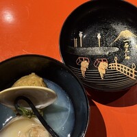 一石三鳥 別邸 - 【椀物】春貝潮出汁 蛤 蚕豆真薯 蕨