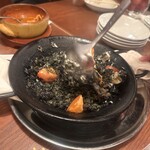 下町バル ながおか屋 - イカ墨のパエリア