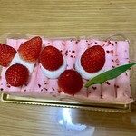 シャトレーゼ - 料理写真:苺バトン