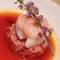 和牛焼肉 やくにく 路地裏 - 炙った和牛ユッケの上にアボガド、ホタテ、甘海老がトッピング。周囲は焼肉タレをお出汁？で薄めたものです。全体を混ぜ混ぜしてからいただきました