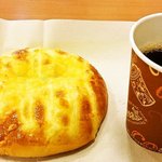 パンコキール - ダブルチーズピザパンとホットコーヒー。２１６円。