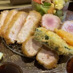 熟成とんかつはせがわ - 丁寧に揚げたトンカツは、とても柔らかいくて美味しい〜。