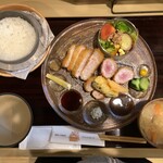 熟成とんかつはせがわ - 熟成ロースとヒレの相盛り定食。熟成ロースとヒレのとんかつに、釜炊き白ご飯、豚汁、サラダ、デザートといった内容です。
