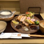 熟成とんかつはせがわ - 窯炊き白ご飯は茶碗に2杯位。豚汁の豚肉は分厚くて食べ応え抜群。