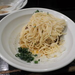 丿貫 - シーフードアヒージョのあえ玉の麺とその下の油ダレ
