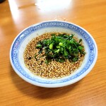 ぎょうざ 娘娘 - 酢醤油に、胡麻とニラが投入されます。