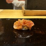 鮨 三心 - 赤貝包み込みスタイル