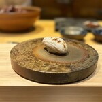 鮨 三心 - 冷たい白子が温かいシャリを包み込んでいます。