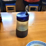 ぎょうざ 娘娘 - 卓上には、ラー油もありました。