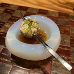 龍吟 - 串揚げ、刀を抜いてタレをつけて刀を刺して食べる