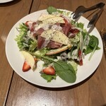 スペインバル カメレオン - 福島フルーツの生ハムサラダ