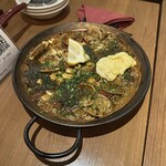 スペインバル カメレオン 福島駅前店 - あおさとヤリイカのパエージャ