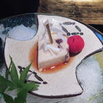Shigenoki - 八寸の一つ・加賀丸芋豆腐に山桃
