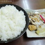 漁師居酒屋 楓 - ご飯と太刀魚の塩焼き