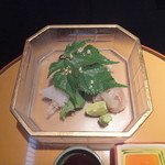 Shigenoki - お造り・きじはた（あこう），白鰈の昆布締め，金箔をあしらう葉の下にばい貝