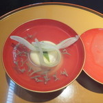 Shige noki - お椀・海老真蒸にじゅんさいを添え，蓮芋を巻いて浮かせるあしらい