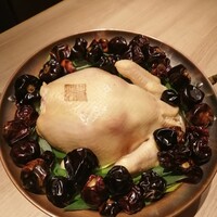 酒と女と鶏と麺 - 処理する前の丸鶏、回りのは唐辛子たち