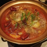 酒と女と鶏と麺 - わー、真っ赤で辛そうな鍋♥️