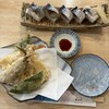 紀の代 - 地魚の天ぷらと鯖の押し寿司（ハーフ）です。