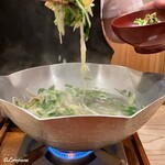 御料理 寺沢 - 芹鍋の給仕中の寺沢店主